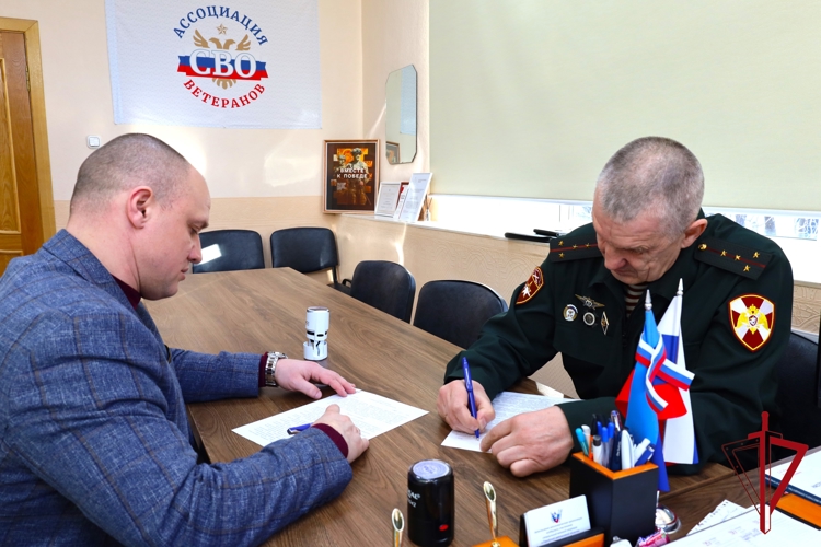 В Биробиджане председатель регионального отделения совета ветеранов Росгвардии и руководитель Ассоциации ветеранов СВО подписали соглашение 
