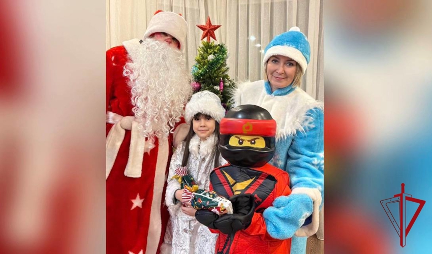 Дед Мороз специального назначения поздравил детей росгвардейцев в Биробиджане 