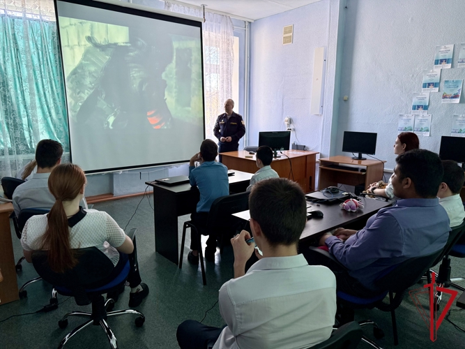 Росгвардейцы представили профессию защитника в ходе акции «10 добрых дел» в интернате поселка Бира