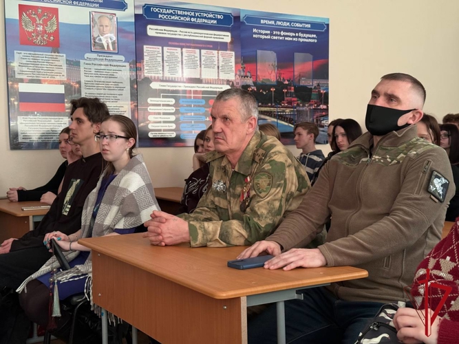Представители Росгвардии провели встречу со студентами Биробиджанского колледжа культуры