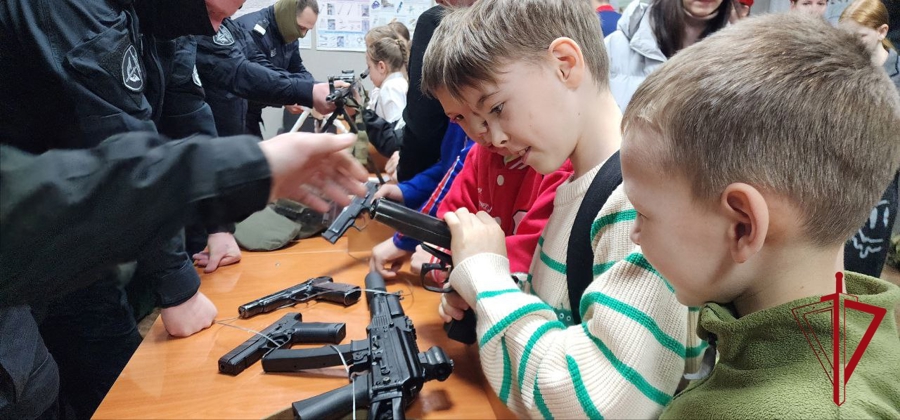 Фестиваль детских талантов и знакомство с жизнью спецназа объединили школьников и росгвардейцев в Биробиджане