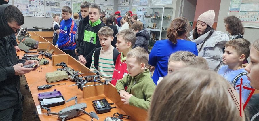 Фестиваль детских талантов и знакомство с жизнью спецназа объединили школьников и росгвардейцев в Биробиджане