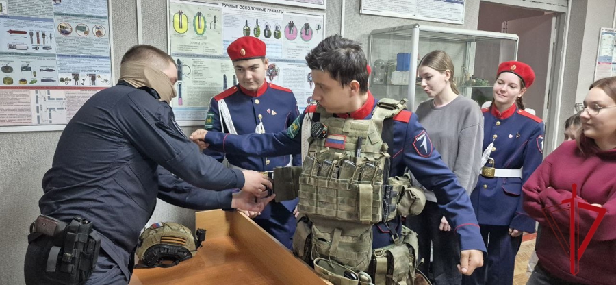 Фестиваль детских талантов и знакомство с жизнью спецназа объединили школьников и росгвардейцев в Биробиджане