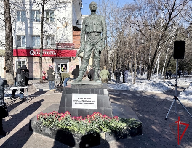 В Биробиджане росгвардейцы почтили память воинов-интернационалистов