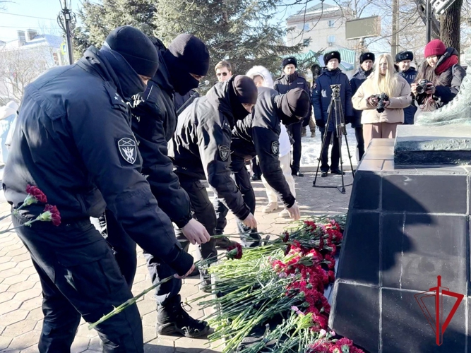 В Биробиджане росгвардейцы почтили память воинов-интернационалистов