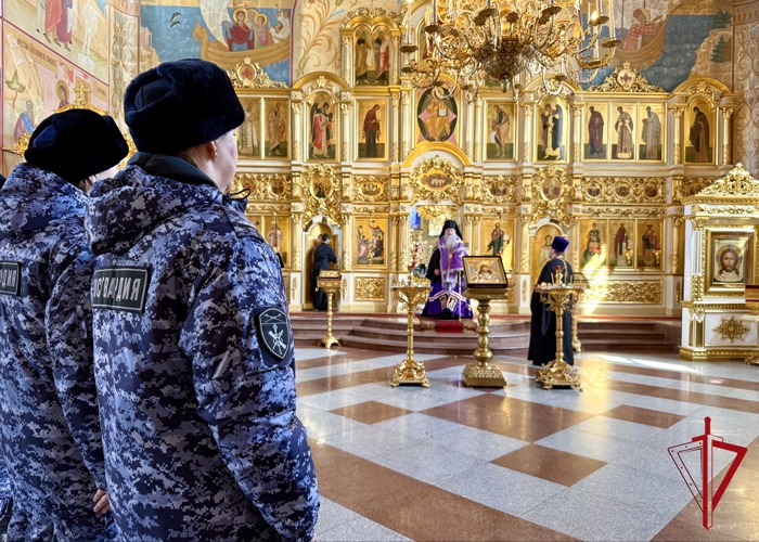 Росгвардейцы ЕАО приняли участие в праздничном богослужении по случаю 10-летия службы 