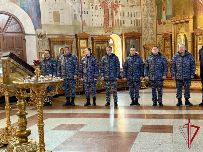 Росгвардейцы ЕАО приняли участие в праздничном богослужении по случаю 10-летия службы 