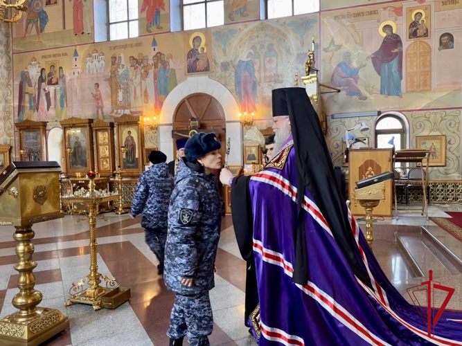 Росгвардейцы ЕАО приняли участие в праздничном богослужении по случаю 10-летия службы 