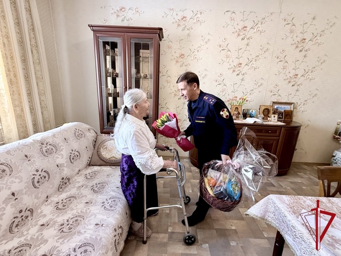 Начальник Управления Росгвардии по ЕАО поздравил ветерана с Международным женским днем