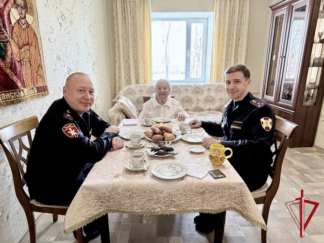 Начальник Управления Росгвардии по ЕАО поздравил ветерана с Международным женским днем