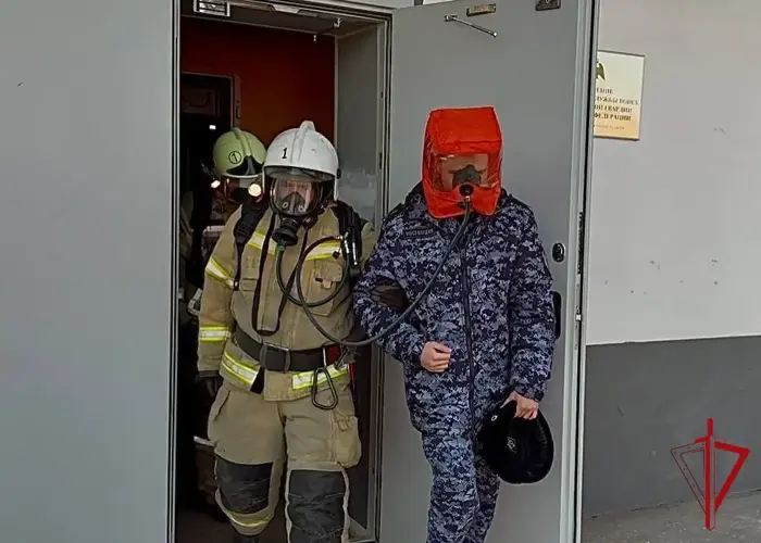Росгвардия и МЧС отработали совместные действия при ликвидации условного пожара в Биробиджане