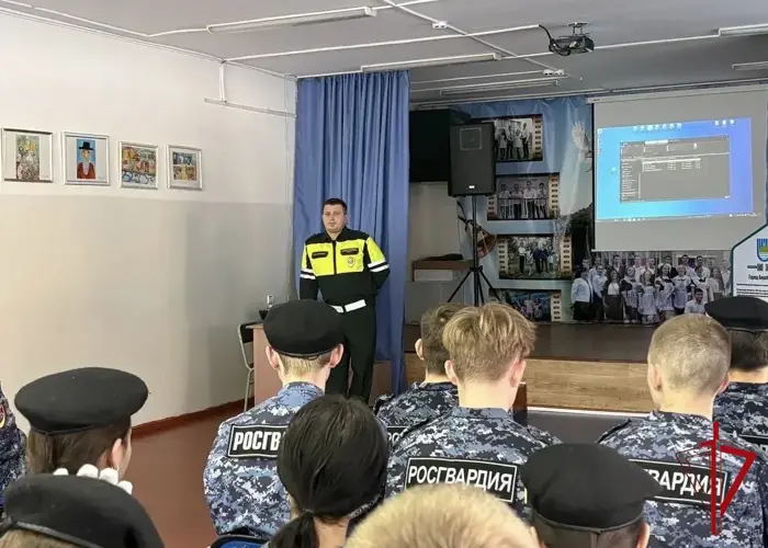 Школьники Биробиджана обсудили ПДД с инспектором ВАИ Росгвардии