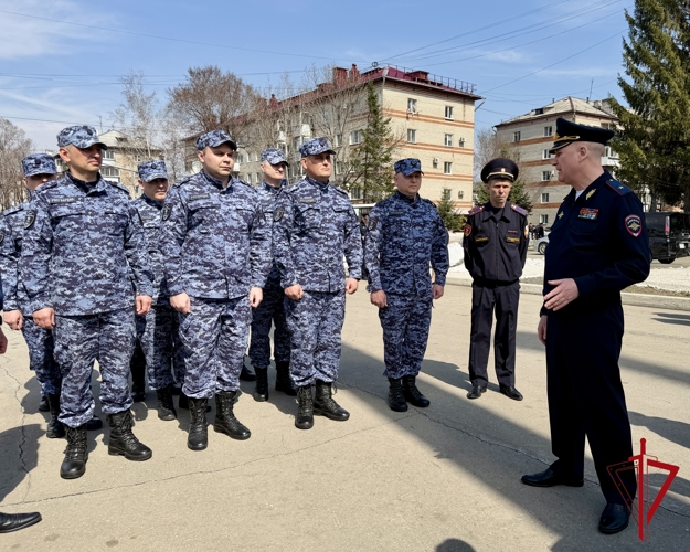 Торжественный развод нарядов Росгвардии и полиции состоялся в Биробиджане