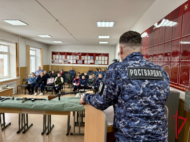 В ЕАО сотрудники Росгвардии провели День открытых дверей с акцентом на безопасность и профессиональную ориентацию