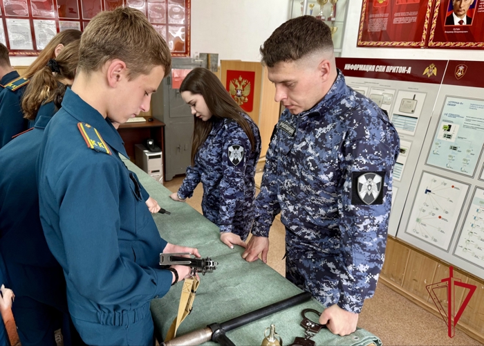 В ЕАО сотрудники Росгвардии провели День открытых дверей с акцентом на безопасность и профессиональную ориентацию