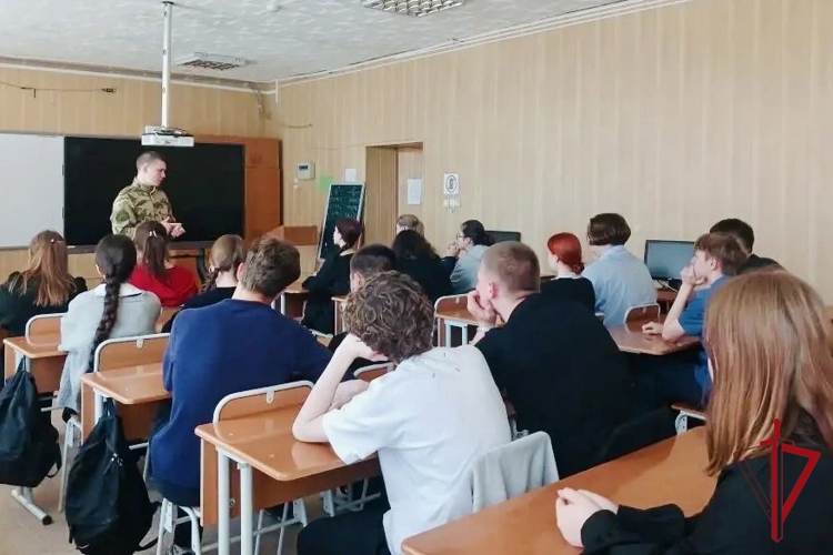 Офицер Росгвардии рассказал школьникам Еврейской автономии о службе и поступлении в вузы ведомства  