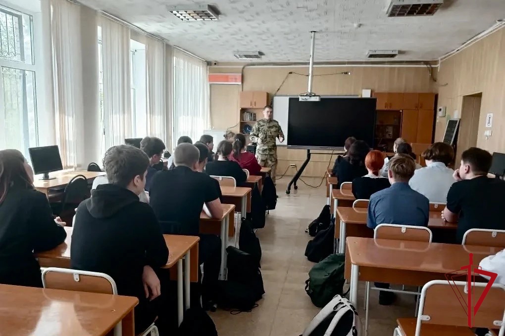 Офицер Росгвардии рассказал школьникам Еврейской автономии о службе и поступлении в вузы ведомства