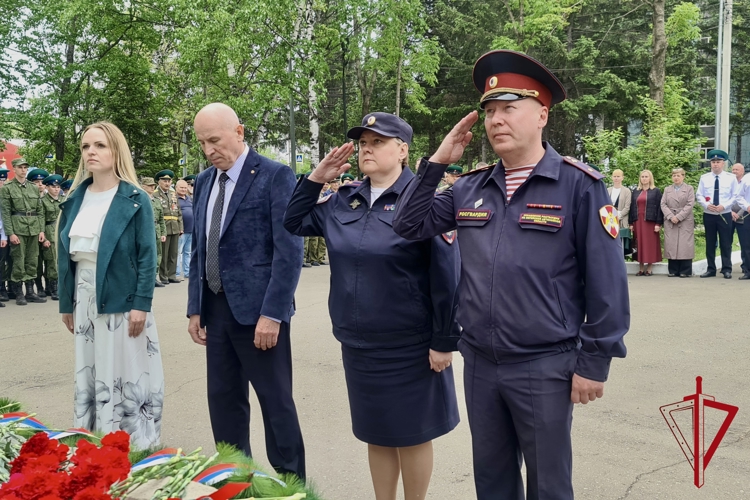 Росгвардейцы чтят память пограничников в Биробиджане