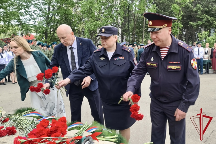Росгвардейцы чтят память пограничников в Биробиджане