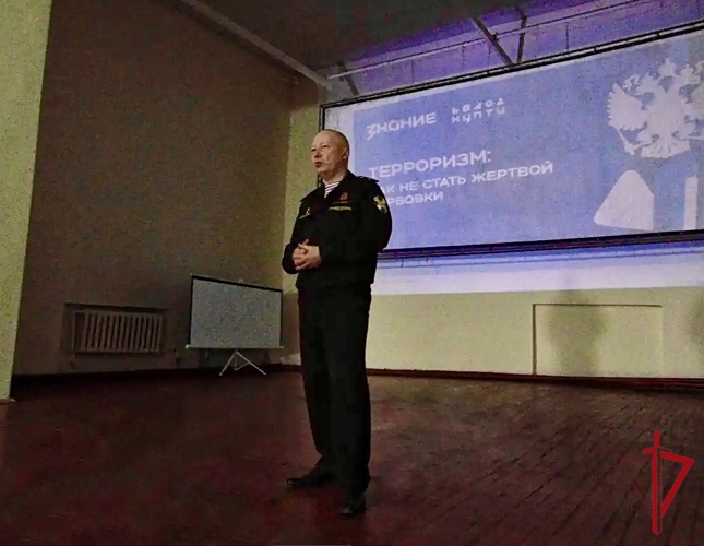 Военнослужащий Росгвардии провел профилактическую беседу с несовершеннолетними осужденными в Биробиджане