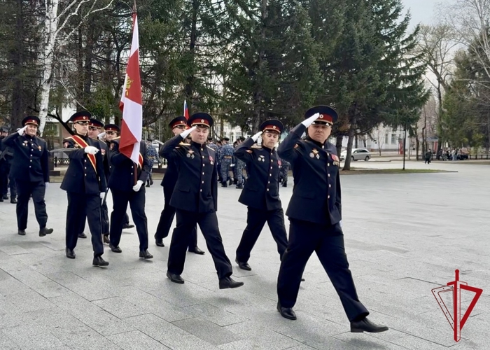 В Биробиджане в рамках акции «Дорогою добра» росгвардейцы чествовали ветерана и труженицу тыла