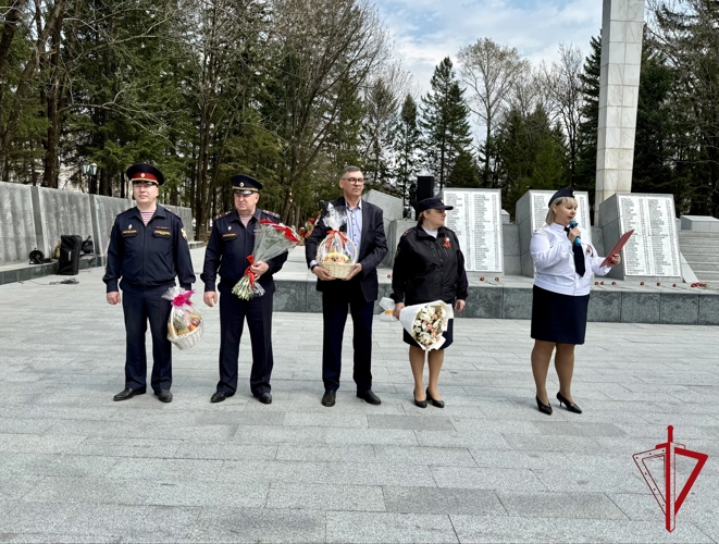 В Биробиджане в рамках акции «Дорогою добра» росгвардейцы чествовали ветерана и труженицу тыла