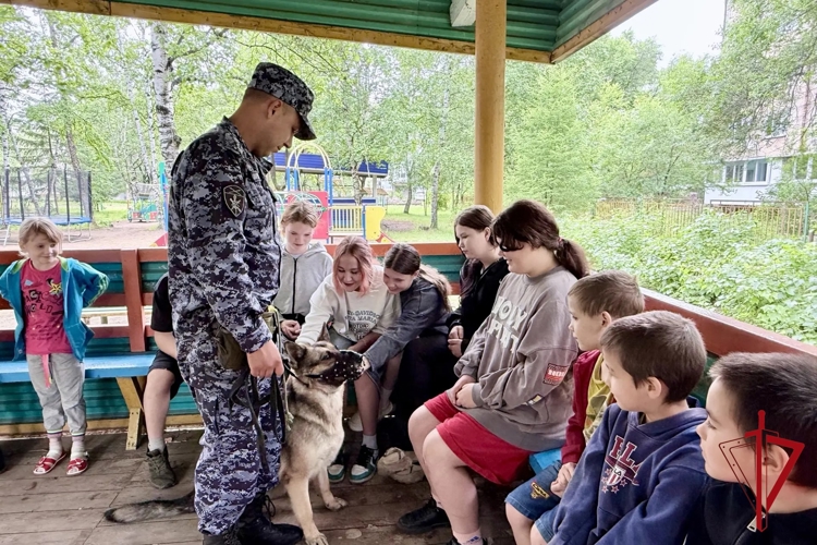 Ребята из социально-реабилитационного центра Биробиджана стали участниками акции «Каникулы с Росгвардией»