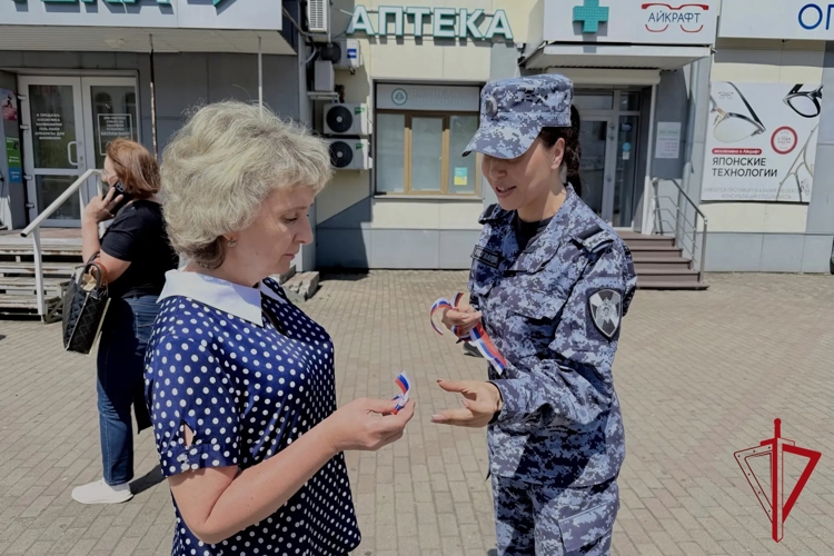 Росгвардейцы провели патриотическую акцию ко Дню России в Биробиджане