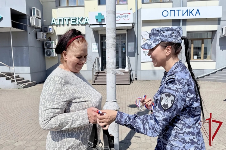 Росгвардейцы провели патриотическую акцию ко Дню России в Биробиджане