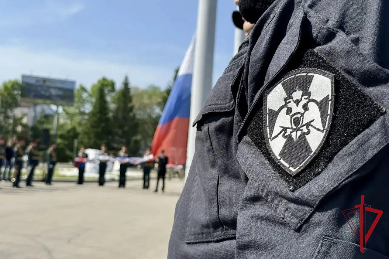 Сотрудники Росгвардии приняли участие в праздничной церемонии поднятия флага в Биробиджане