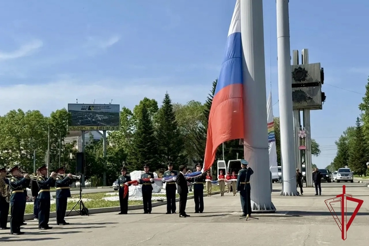 Сотрудники Росгвардии приняли участие в праздничной церемонии поднятия флага в Биробиджане