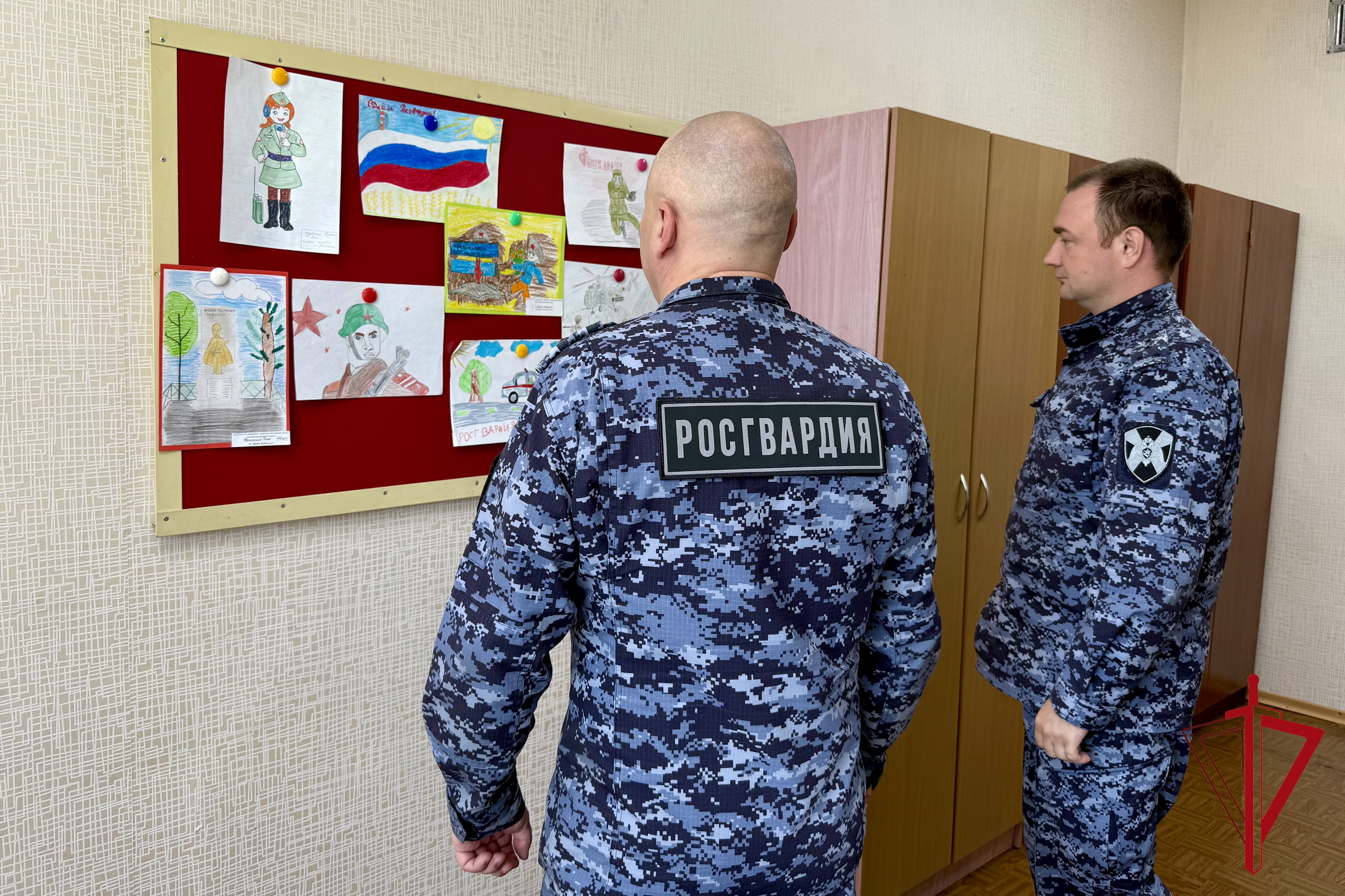 Дети сотрудников Росгвардии представили работы на творческом конкурсе рисунков в Биробиджане