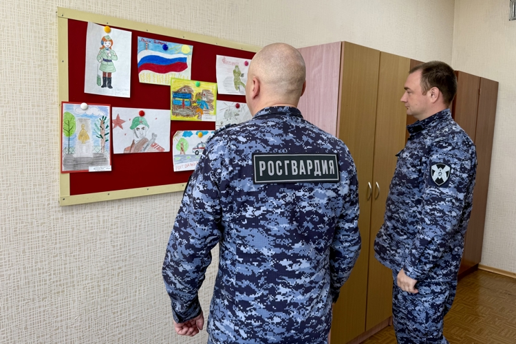 Дети сотрудников Росгвардии представили работы на творческом конкурсе рисунков в Биробиджане  