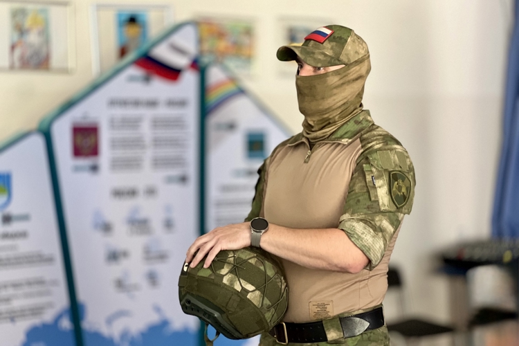 Сотрудник ОМОН «Мизрэх» Росгвардии провёл для школьников акцию ко Дню семьи, любви и верности