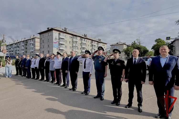 Росгвардейцы приняли участие в торжественной церемонии поднятия флага Российской Федерации в Биробиджане