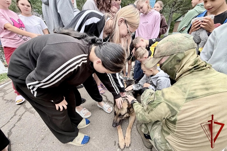 Сотрудники ОМОН «Мизрэх» Росгвардии и служебная собака Венеция стали гостями детского лагеря «Юннаты» в Биробиджане 