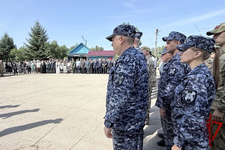 Сотрудники и военнослужащие Росгвардии почтили память Героя России в Биробиджане