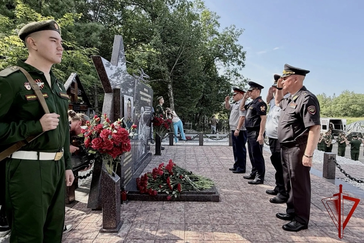 Сотрудники и военнослужащие Росгвардии почтили память Героя России в Биробиджане