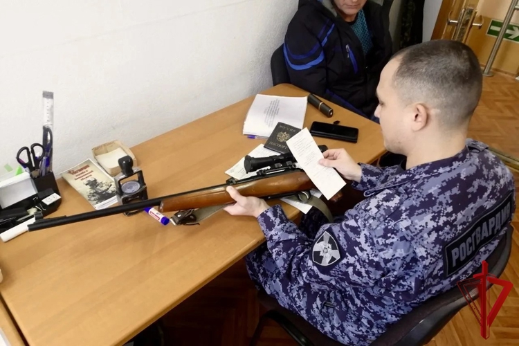 Сотрудники Росгвардии в ЕАО напоминают: оружие можно бесплатно сдать на временное хранение 