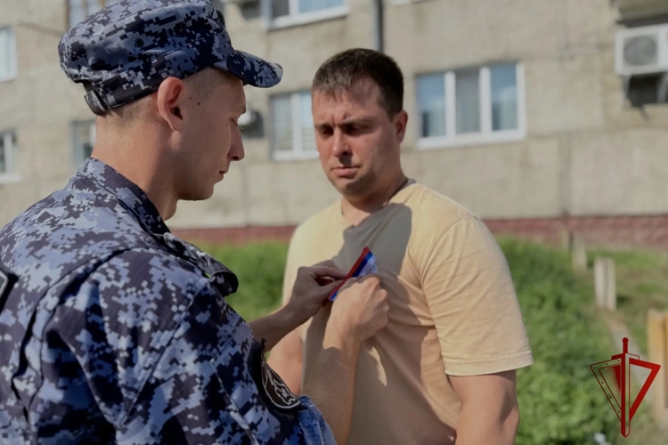 Сотрудники Росгвардии провели патриотическую акцию «С флагом на сердце!» в Биробиджане 