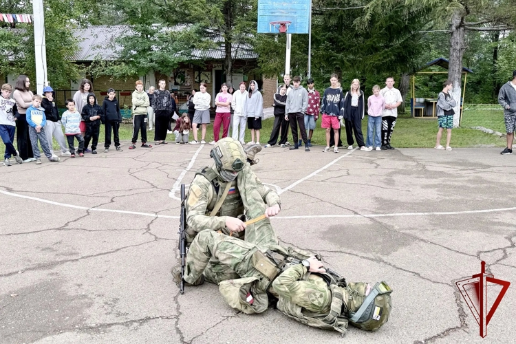 Сотрудники ОМОН «Мизрэх» Росгвардии и служебная собака Венеция стали гостями детского лагеря «Юннаты» в Биробиджане 
