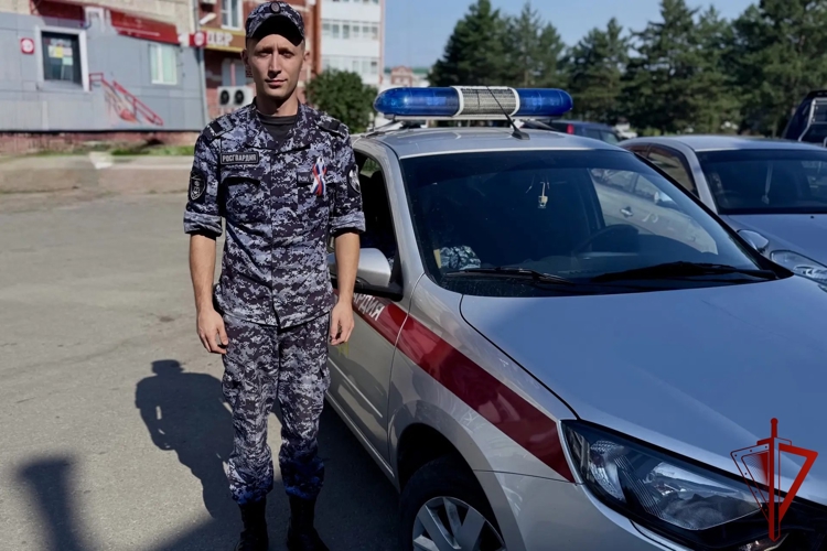 Сотрудники Росгвардии провели патриотическую акцию «С флагом на сердце!» в Биробиджане 