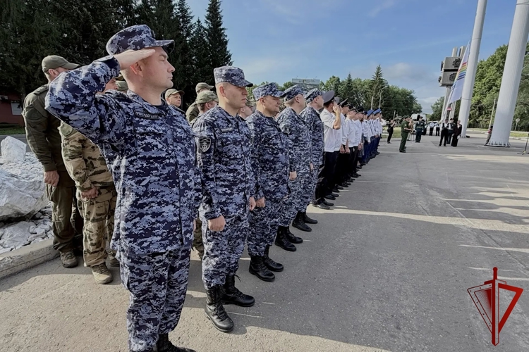 Росгвардейцы приняли участие в торжественной церемонии поднятия флага Российской Федерации в Биробиджане