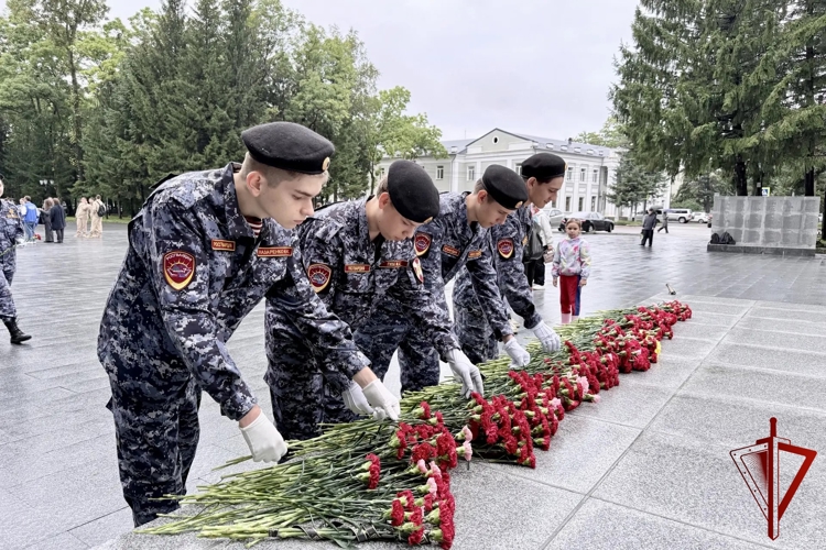 В Биробиджане сотрудники Росгвардии почтили память героев, одержавших победу над милитаристской Японией