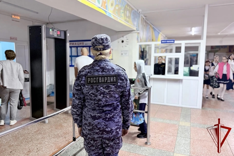 Росгвардейцы обеспечили безопасность Дня знаний в Еврейской автономной области