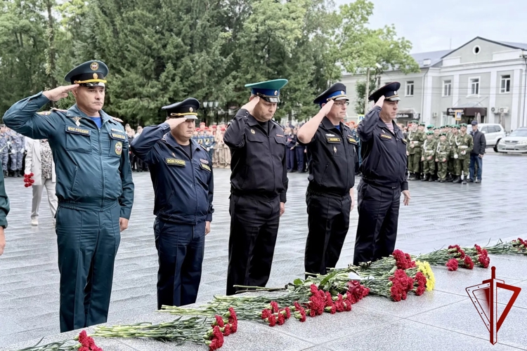 В Биробиджане сотрудники Росгвардии почтили память героев, одержавших победу над милитаристской Японией