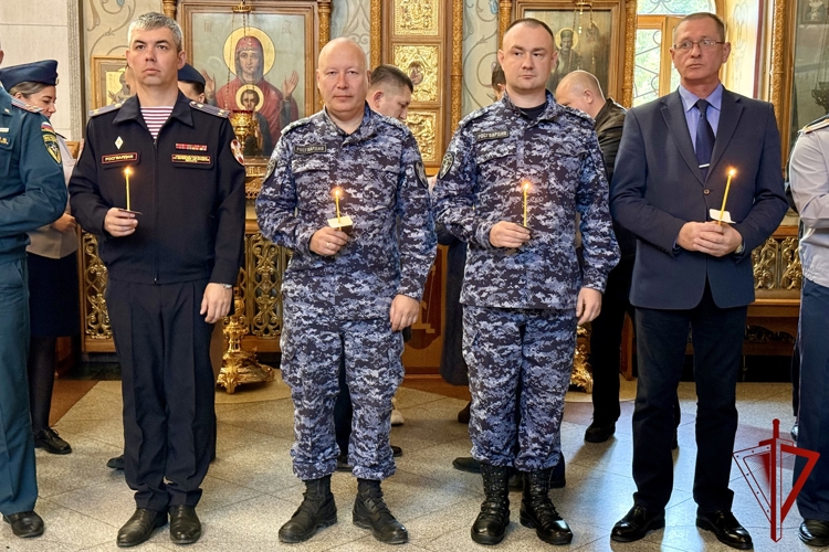 Росгвардейцы почтили память погибших сотрудников уголовно‑исполнительной системы в Биробиджане